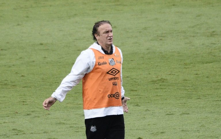 Cuca festeja primeira vitória em clássicos na temporada, mas pede pés no chão ao Santos