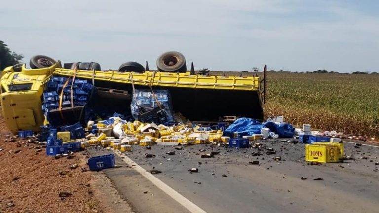 Sorriso: Caminhão carregado de cerveja tomba na MT-242