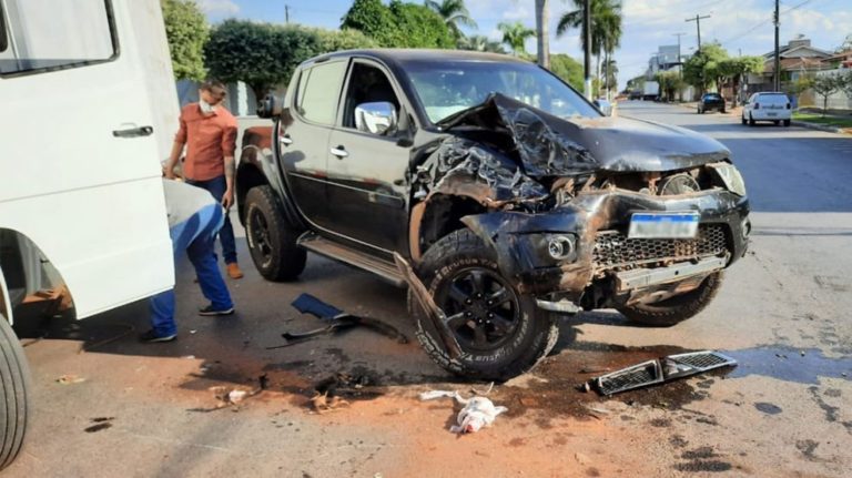 Sorriso: caminhonete e caminhão ficam danificados em colisão