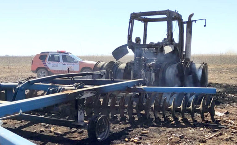 Queimada atinge lavoura de milho e destrói trator em fazenda em Sorriso