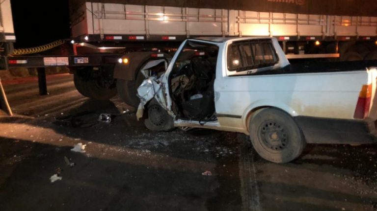 Carro atinge carreta e motorista fica preso às ferragens na BR-163 entre Sinop e Sorriso