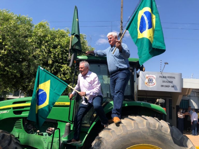 Alvo de operação, Galván aparece em cima de trator e empunhando bandeira do Brasil em frente a sede da PF