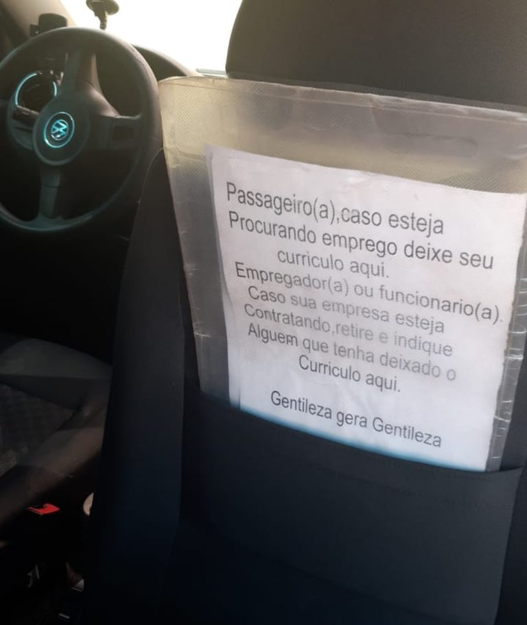 Motorista de aplicativo deixa espaço em carro para passageiros divulgarem currículo em MT e atitude viraliza nas redes sociais