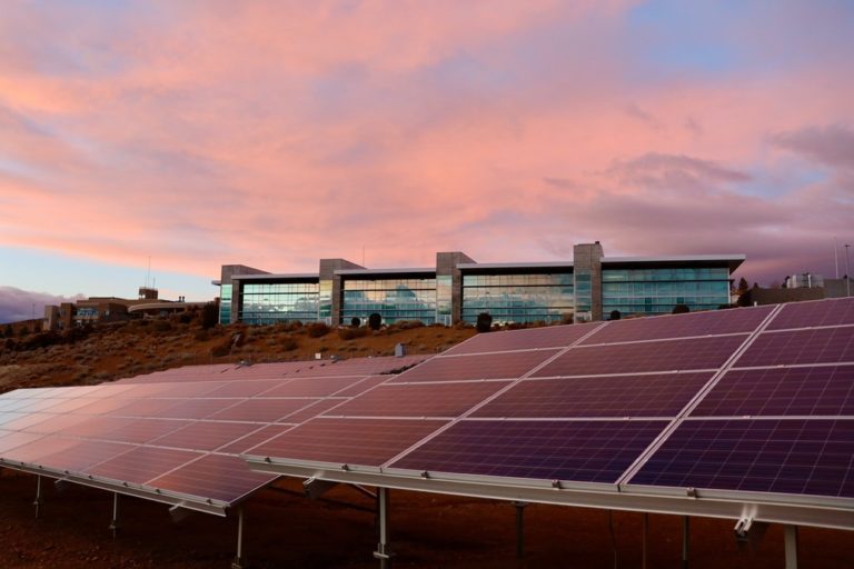 Um mês após Assembleia Legislativa proibir cobrança, energia solar ainda é taxada em MT