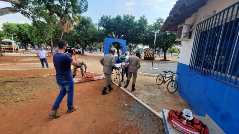 Sorriso: Trabalhador fica preso após ser atingido por galho de árvore na Praça da Juventude