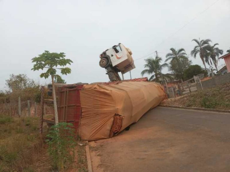 Condutor de carreta provoca acidente ao tentar fugir de fiscalização do DNIT em Castanheira