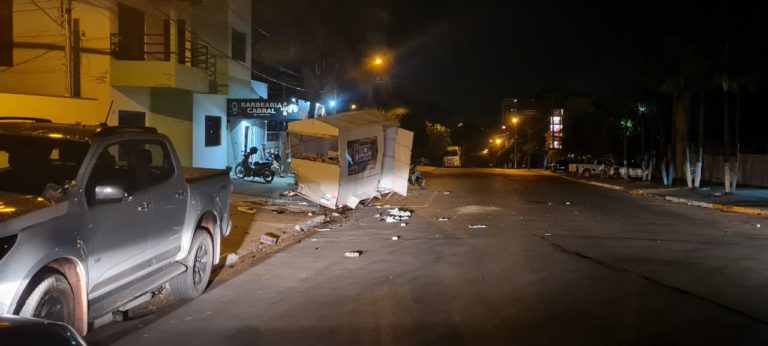 Sorriso: condutor de S10 embriagado colide em trailer de lanches que rodou em 180° graus