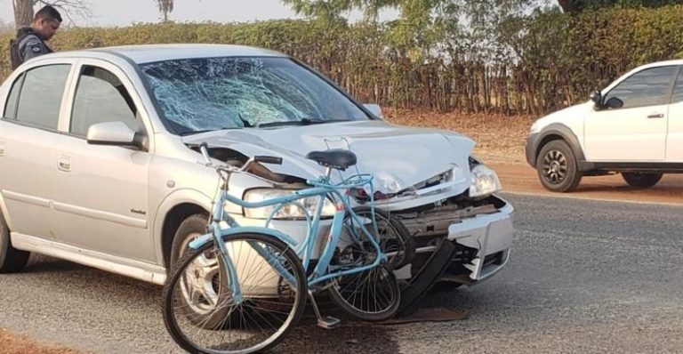 Carro atropela bicicleta e mata ciclista em rodovia de MT