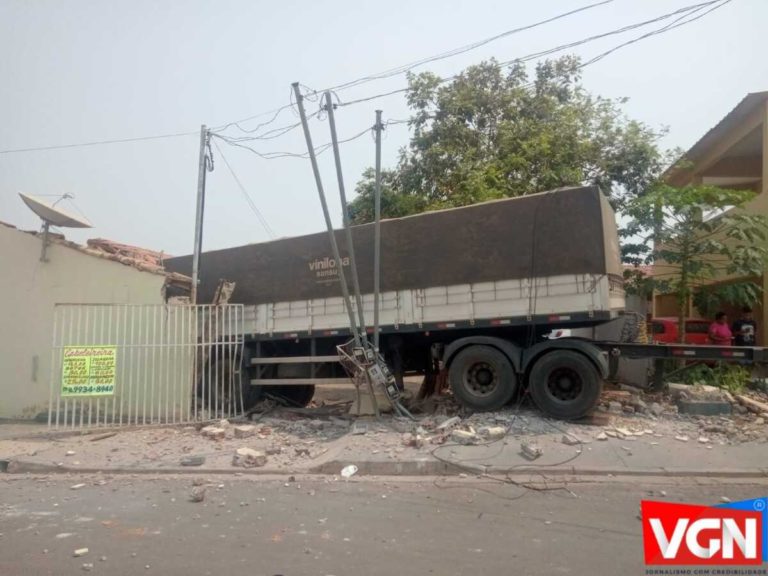 Carreta desgovernada invade e ‘derruba’ 3 casas; veja vídeo