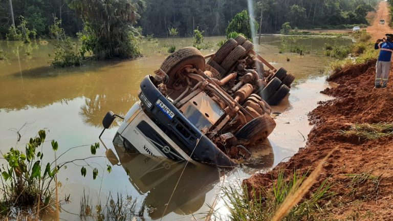 Sorriso: Caminhão carregado de concreto tomba em estrada da balsa, motorista foi socorrido até a UPA