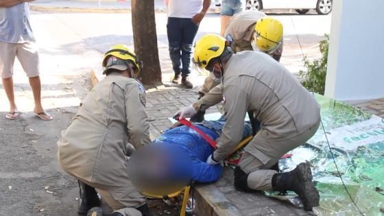 Pintor cai de cabeça do 3º andar ao levar choque de alta tensão