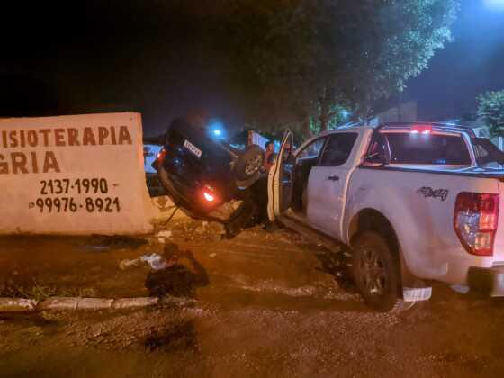 Ranger bate e joga carro contra muro de hospital