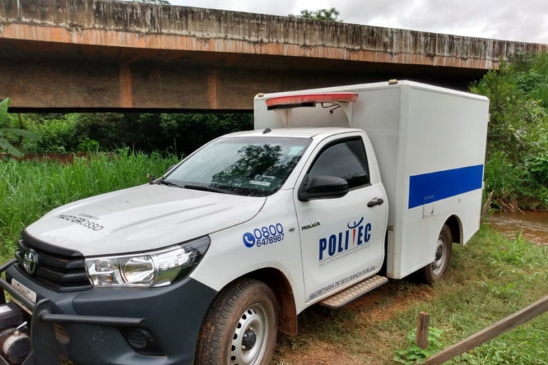 Menino de 2 anos liga carro do pai, atropela e mata prima de 3 em MT, diz PM