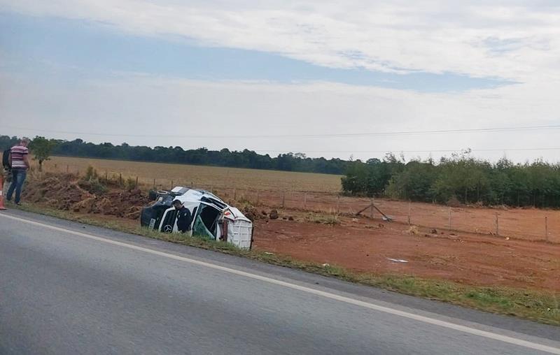 Enfermeira e paciente ficam feridos em capotamento de ambulância na BR-163