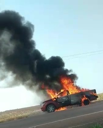 Caminhonete pega fogo às margens de rodovia entre Sinop e Cláudia; Veja o vídeo