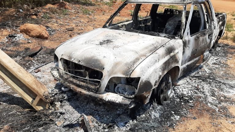 Sorriso: S10 fica destruída após desviar de anta, após colisão em poste carro pegou fogo