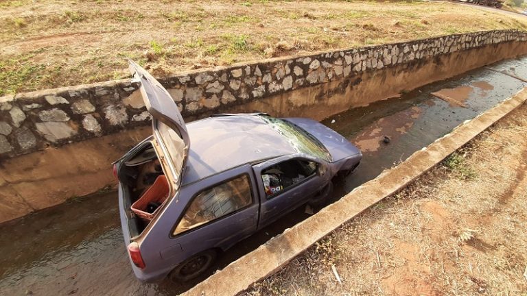 Sorriso: Motorista perde controle de veículo e carro cai dentro de valeta, ele foi socorrido após desmaiar