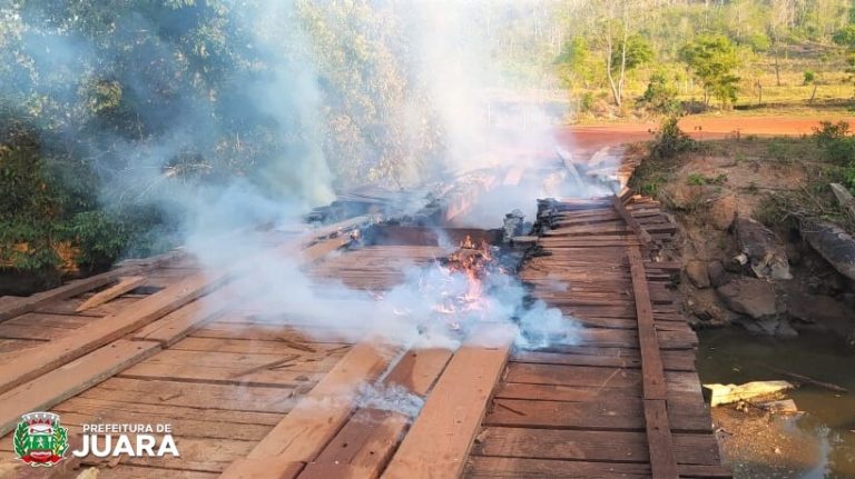 Ponte é destruída pelo fogo e prefeito denuncia incêndio criminoso