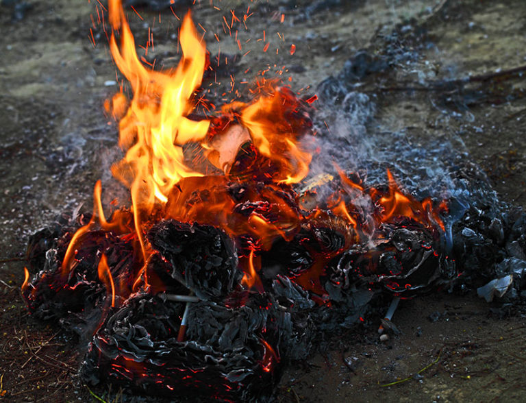 Idoso coloca fogo em lixo e atira contra casa de vizinho que reclamou da fumaça