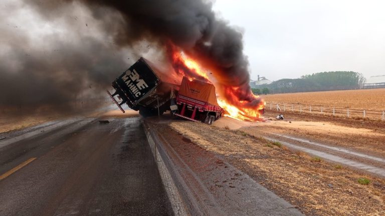 Duas carretas batem e pegam fogo em BR-163 em Nova Mutum