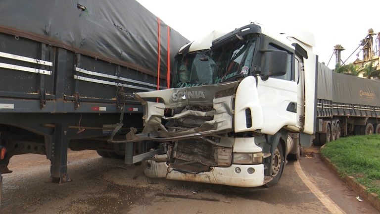 Carretas colidem na BR-163 em Sorriso e deixou rodovia interditada