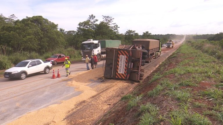 Vagão de carreta tomba na BR-163 entre Sorriso e Sinop, carga de milho ficou espalhada na Rodovia