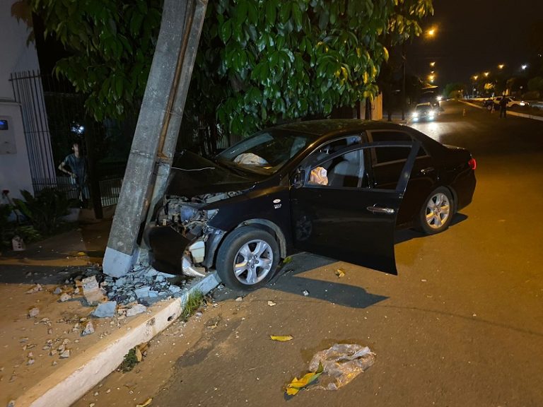 Sorriso: Condutor perde controle de veículo e colide contra poste no Jardim Amazonia