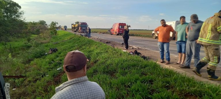 Pelo menos 13 pessoas morrem em acidente entre SW4 e van que transportava pacientes em MT