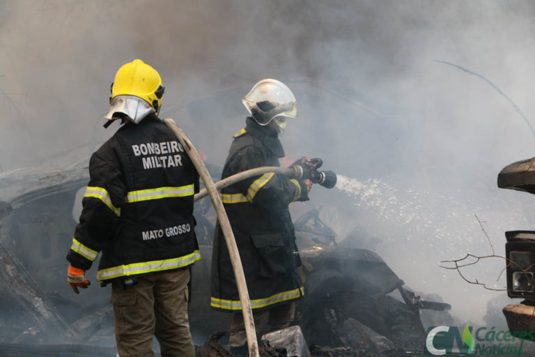 Incêndio destrói 10 carros em pátio de empresa de guinchos