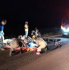 Sinop: Casal bate moto na MT 140 em anta e são socorridos