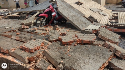 Ventania e chuva forte derruba muro de residência e atinge seis veículos em Sorriso; VEJA AS FOTOS