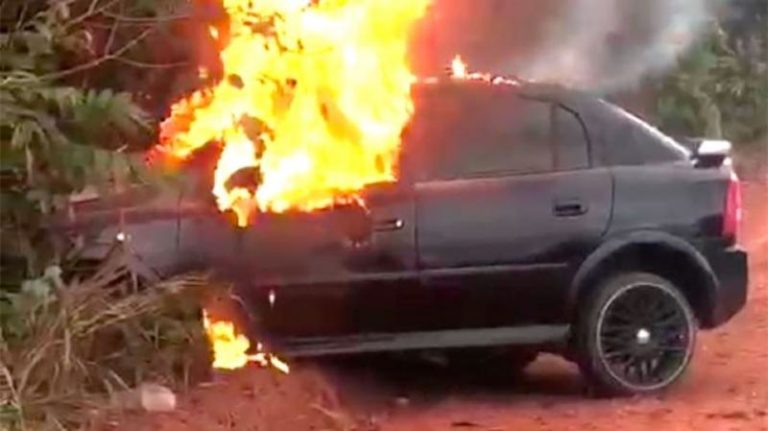 Homem tem carro incendiado após passar mal e bater em árvore em Sinop