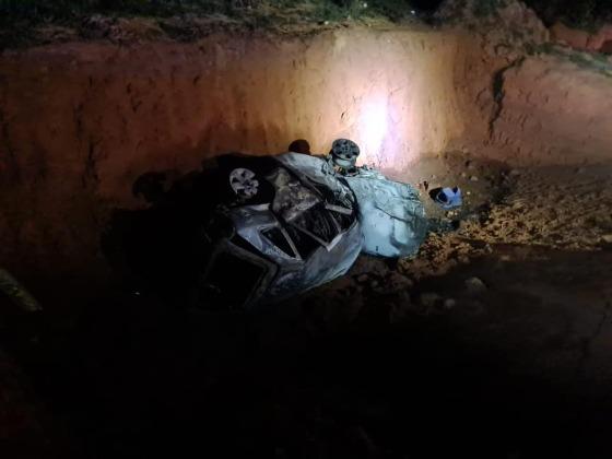 Carro cai em barranco, pega fogo e mata funcionário