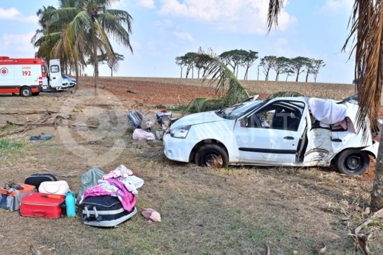 Carro sai da pista, bate em coqueiro e capota; mulher morre