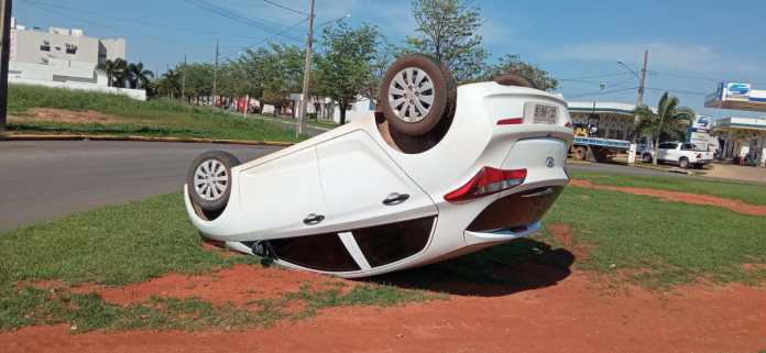 Motorista capota carro em rotatória em Lucas do Rio Verde