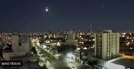 Meteoro ilumina céu em avenida em Cuiabá; VEJA O VÍDEO