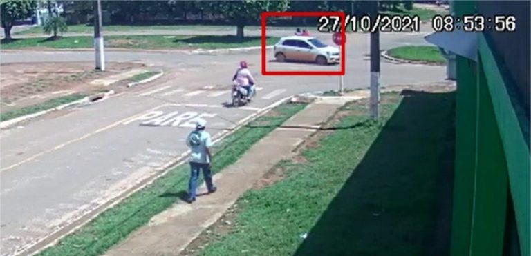 Motociclista morre após ser atingido por carro em rotatória; veja vídeo do acidente