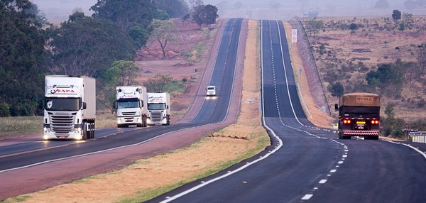 Bolsonaro anuncia auxílio para caminhoneiros para compensar alta do diesel