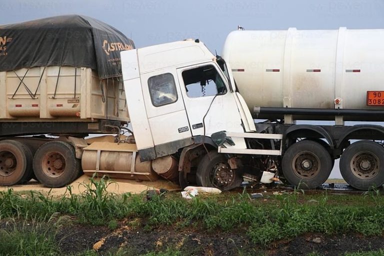 Engavetamento entre 4 veículos de carga interdita BR-163 em Nova Mutum