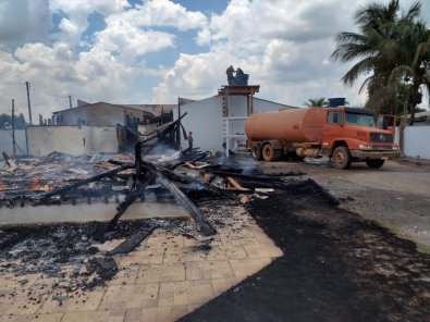 Incêndio destrói igreja de madeira em cidade de MT