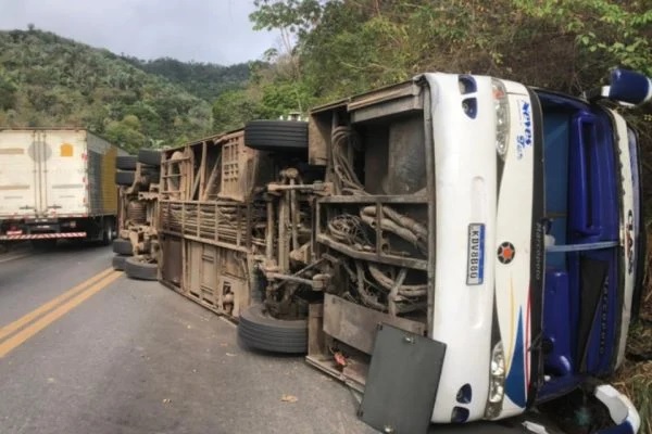 Ônibus tomba no Ceará e deixa ao menos quatro mortos e 30 feridos