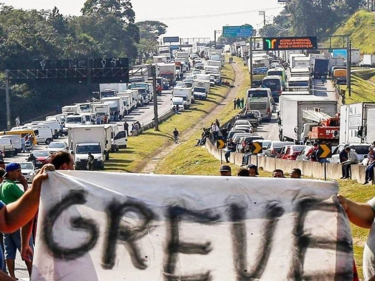 Caminhoneiros exigem queda no preço do diesel e marcam greve para 1º de novembro