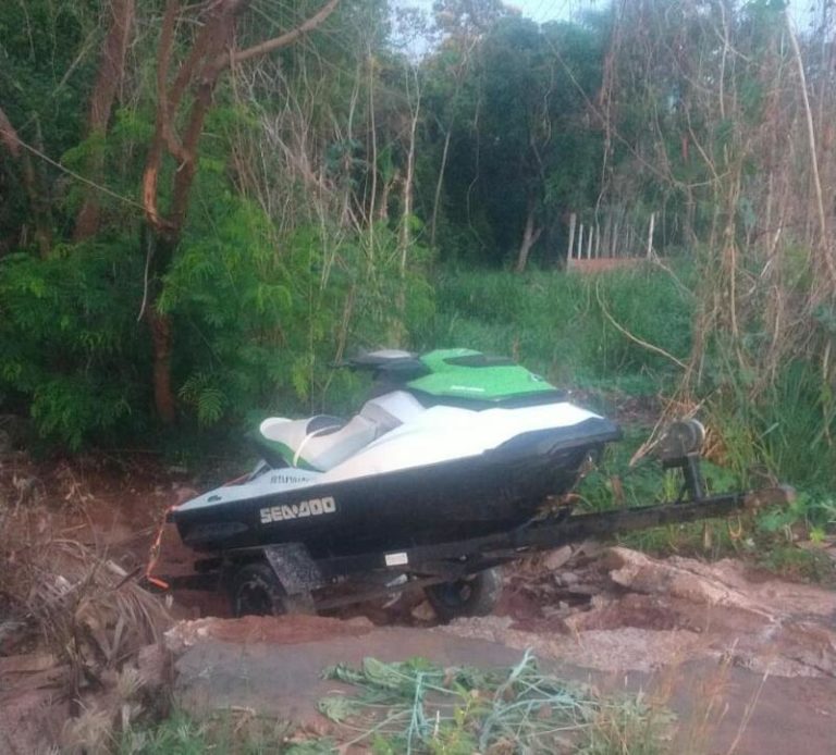 Bandidos invade residência é levam jet ski que estava na garagem