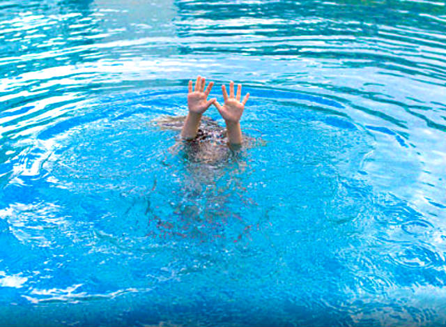 Criança é entubada após ser encontrada boiando em piscina em MT