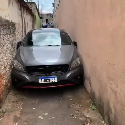 Motorista entala Mercedes de R$ 200 mil em viela; Veja o vídeo