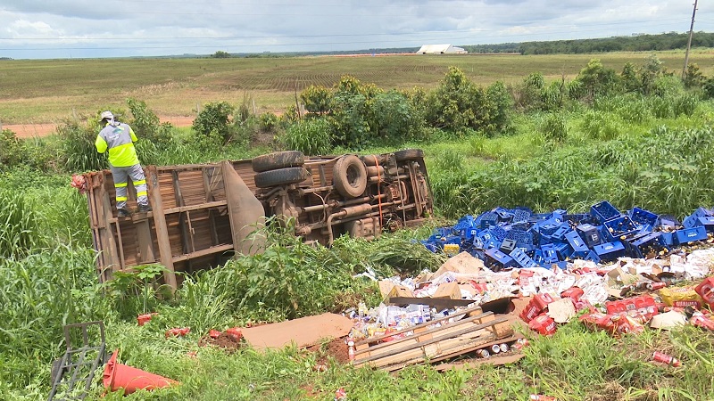 Sorriso: Caminhão carregado de bebidas tomba na BR-163