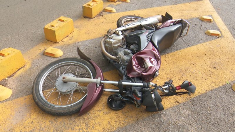 Motociclista é socorrido após colisão com caminhão no Centro de Sorriso