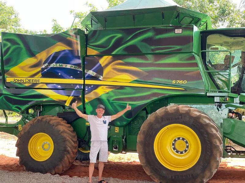 Ex-prefeito Dilceu Rossato mostra “adesivaço” em máquinas com bandeira do Brasil em Apoio a Bolsonaro