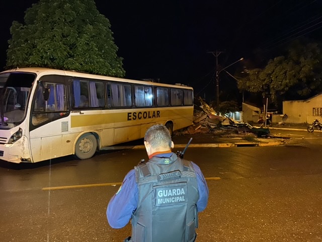 Sorriso: Ônibus destrói residência no momento que família dormia