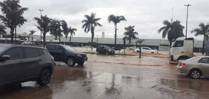 Chuva de 30 minutos causa alagamento e arrasta carros em Lucas do Rio Verde